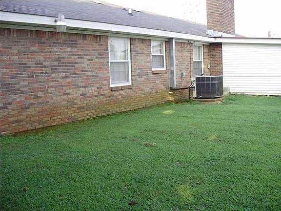 4th image of 1209 Bradshaw Dr
