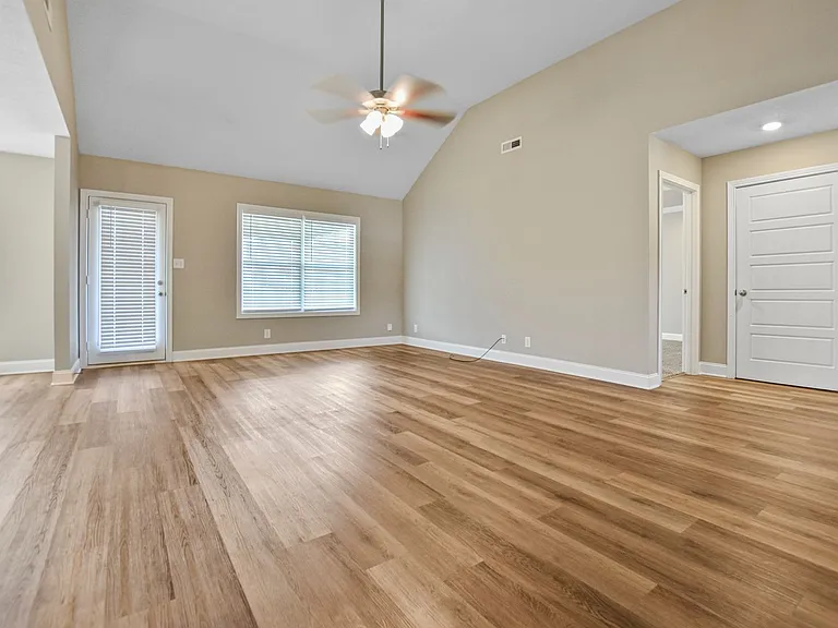 410 Irish Hills Dr — Photo 2