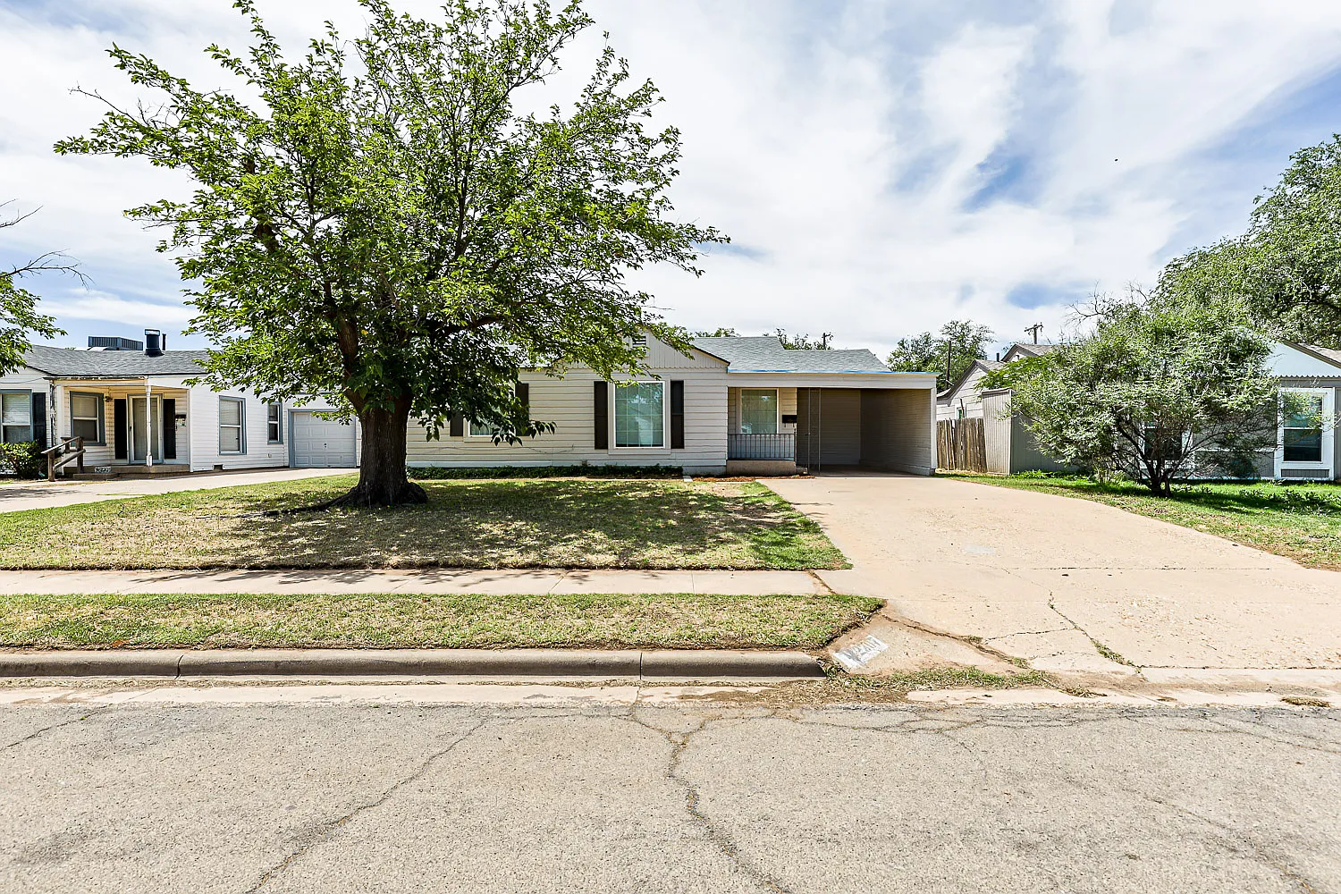 2307 32nd St — Photo 1