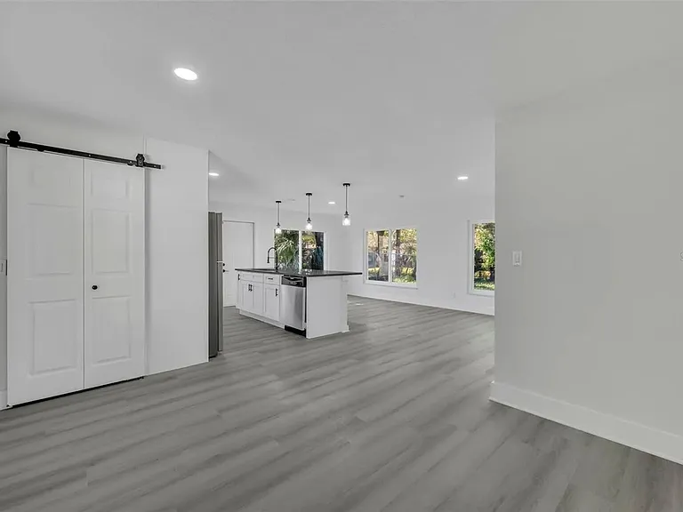 920 Lockhart St — Photo 1