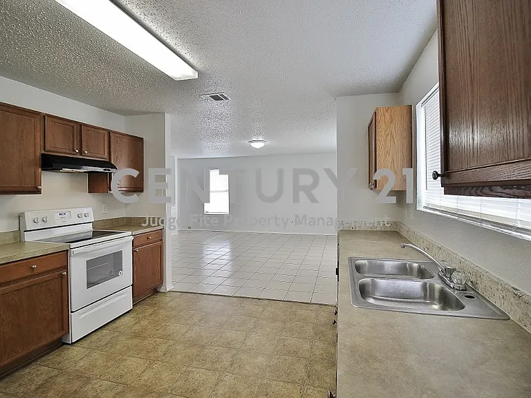 3325 Tioga St — Photo 6