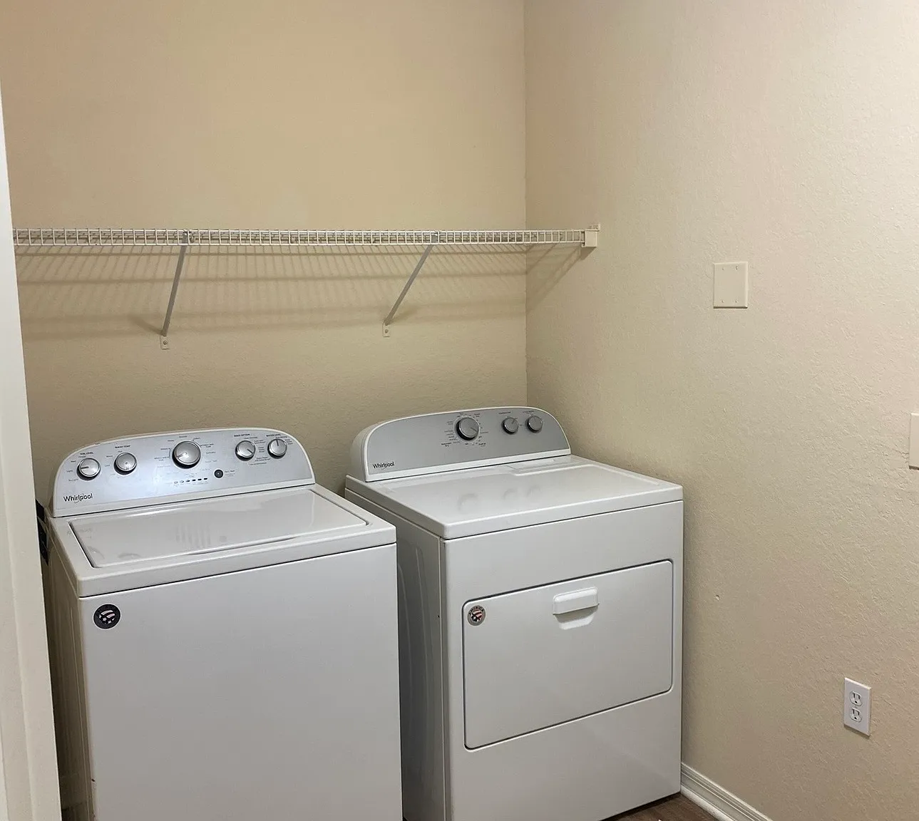 1 bed, 835 sqft, $1,577 — Photo 2