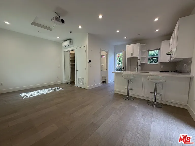 15122 Morrison St — Photo 43