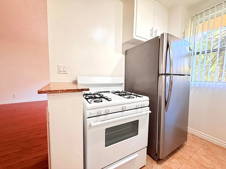 1376 N. Serrano Avenue — Photo 8