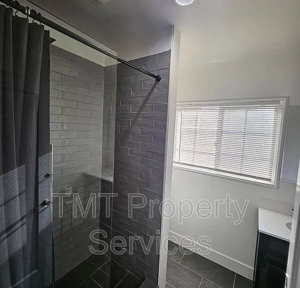 1214 N Pershing Ave — Photo 81