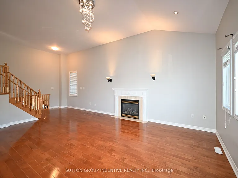 28 Silvercreek Cres #UPPER — Photo 11