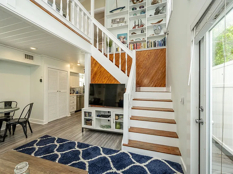 415 Julia St — Photo 3
