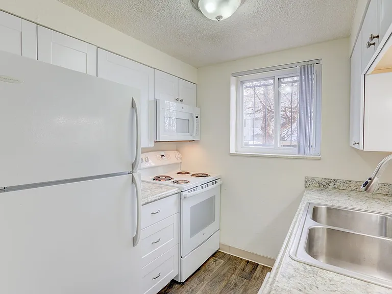 Allison Court Apartments — Photo 23