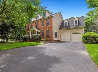 9 Henson Oaks Ln, Rockville, MD 20850