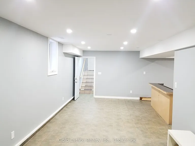 426 Langlois Ave #BASEMENT — Photo 9