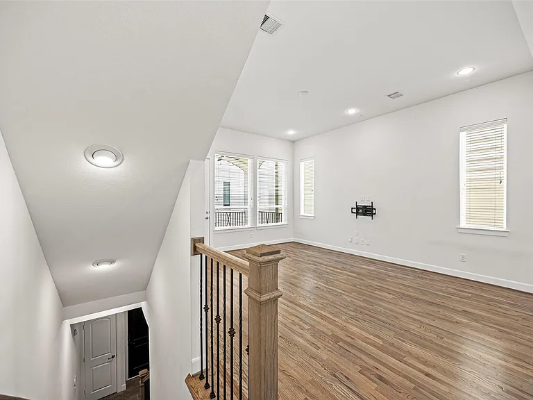 719 Leverkuhn St — Photo 9