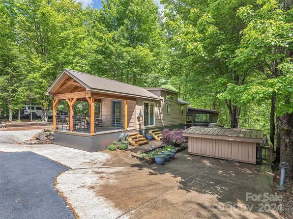 61 Boulder Dr, Lake Toxaway, NC 28747