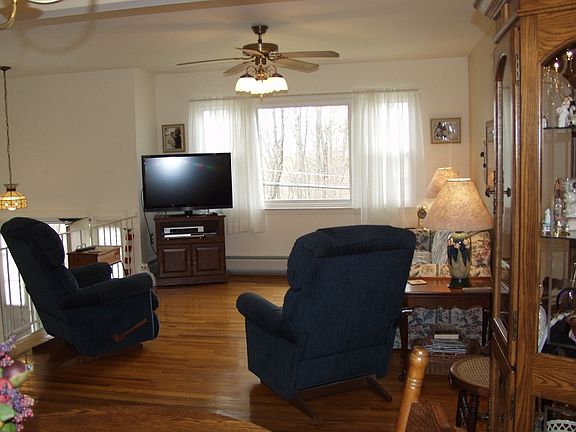 3rd image of 42 Dogwood Dr