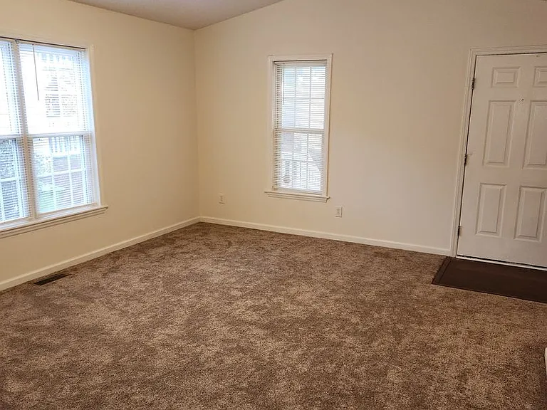 860 Darby St — Photo 7