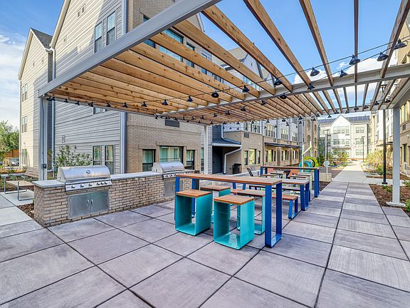 Outdoor kitchen - Los Altos resident courtyard