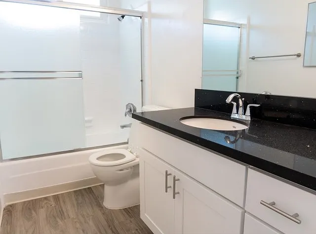 El Portal Apartments — Photo 10