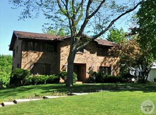 624 Westchester Park Dr, Springfield, OH 45504