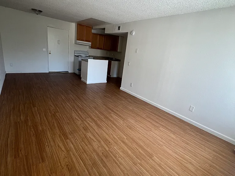 Lennox Lanai Apartments — Photo 10