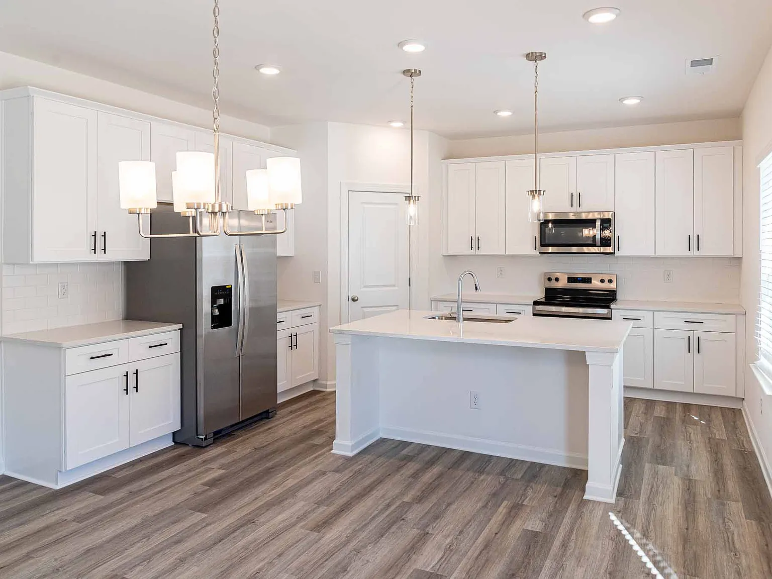 3 bed, 2.5 bath, 1829 sqft, $2,375 — Photo 3