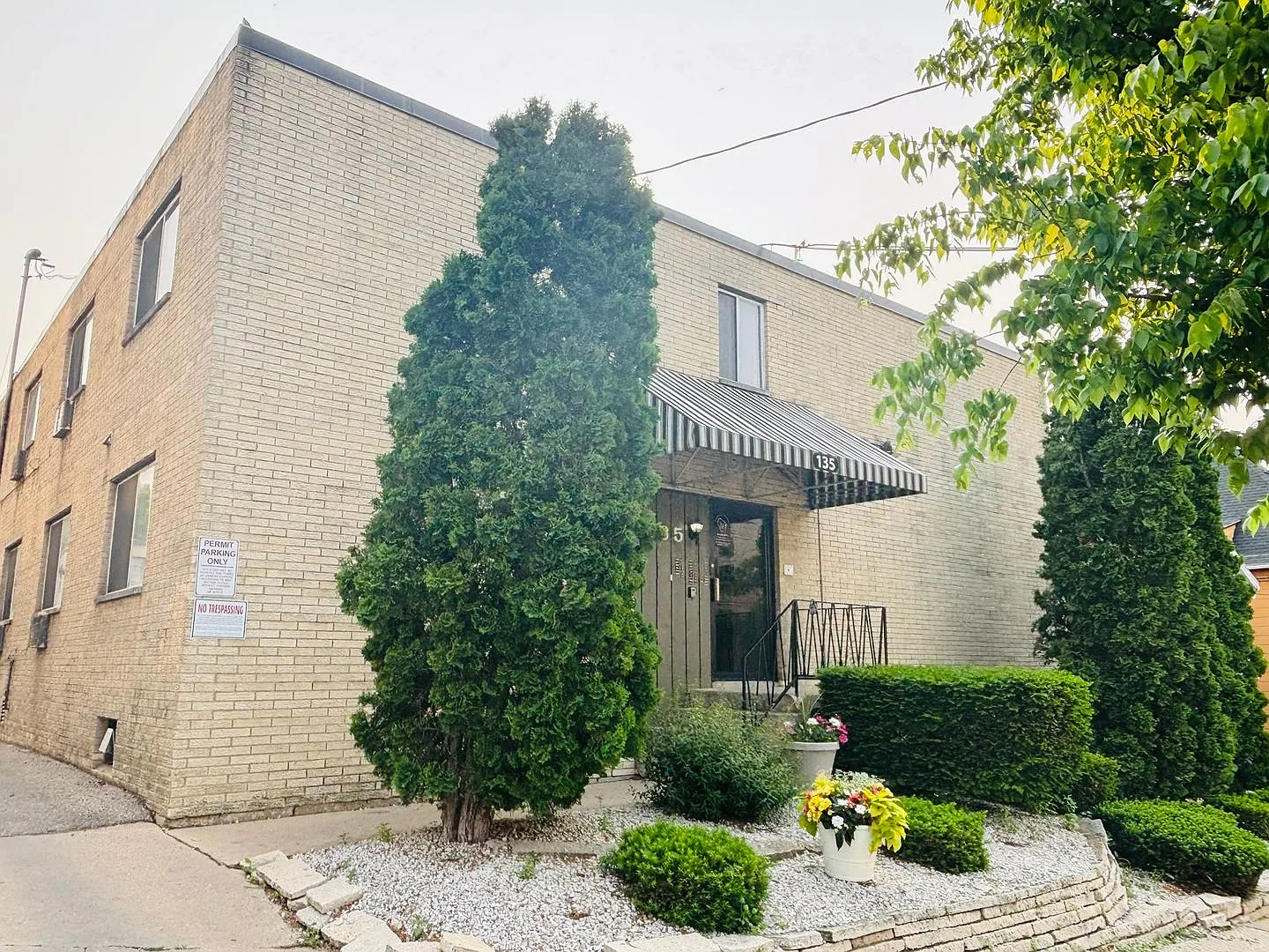 MAY RENT FREE - Sign on this Studio today! — Photo 3
