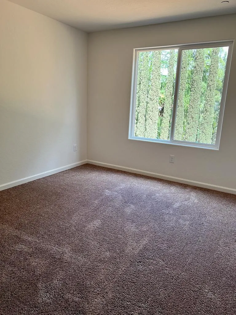 5 bed, 2217 sqft, $3,250 — Photo 3