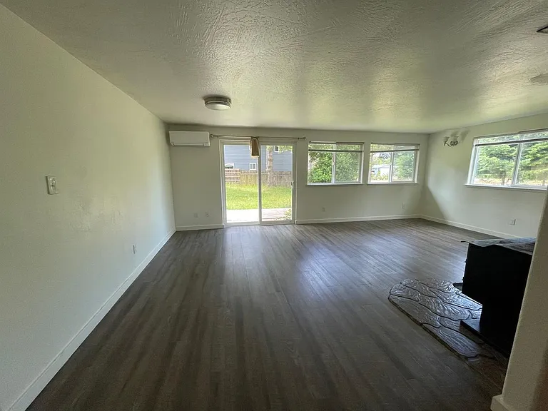 669 S Main St — Photo 9