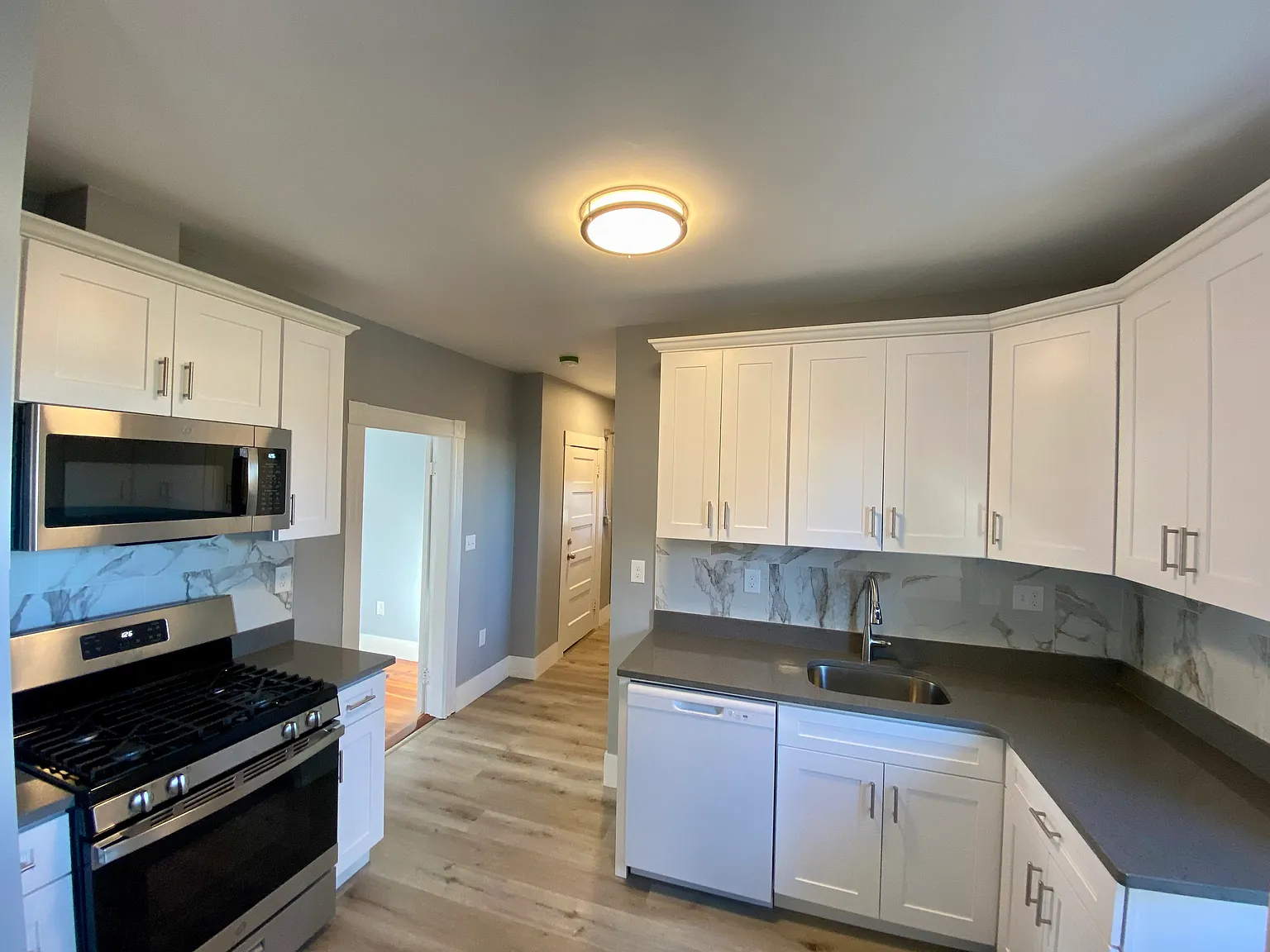 3 bed, 1300 sqft, $3,600 — Photo 4