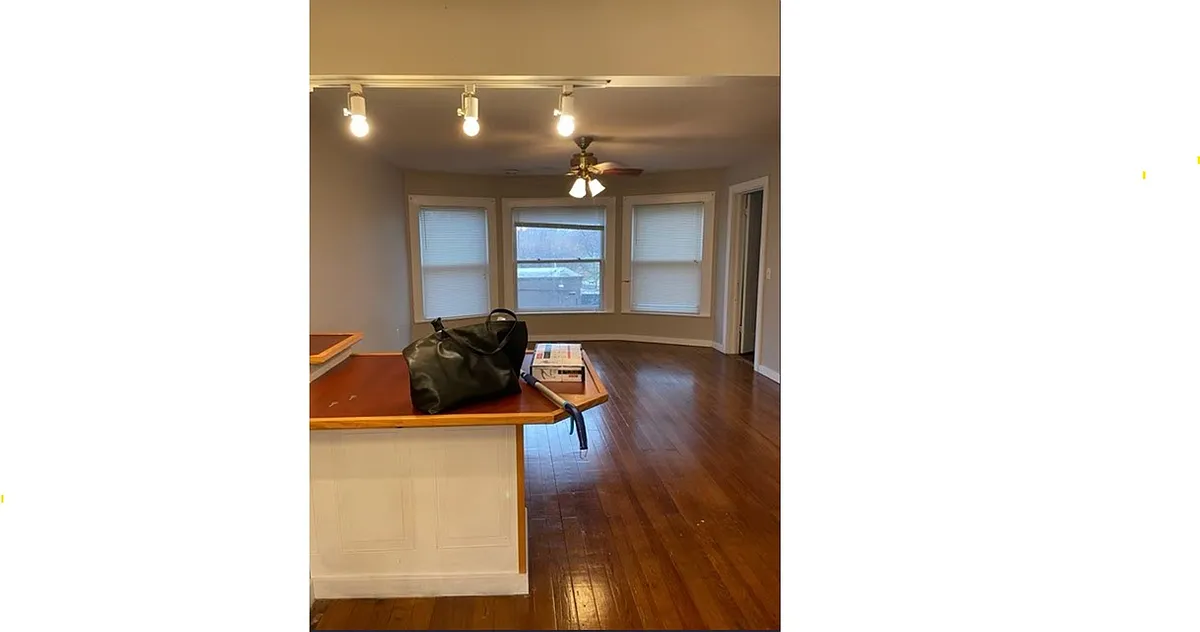 Large Living Room - E Lake St