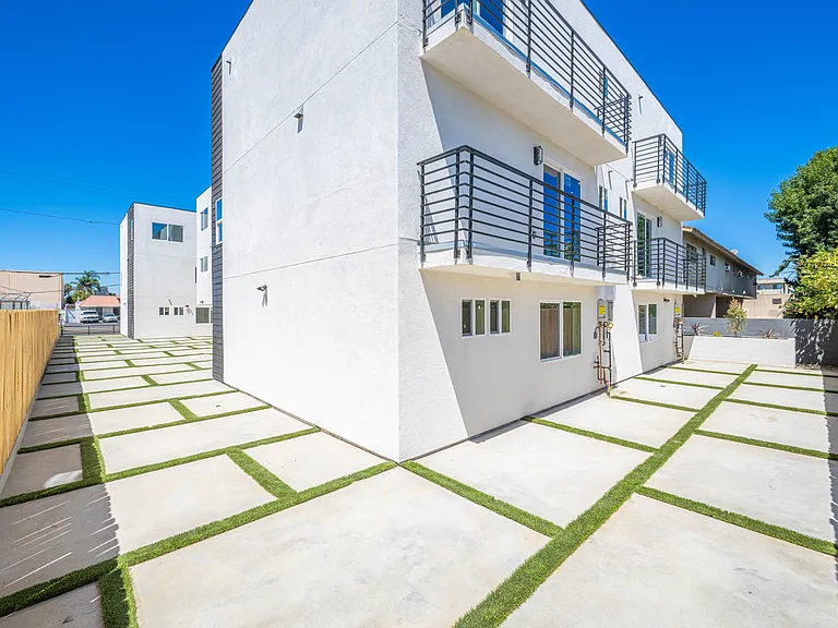 6830 Hazeltine Ave — Photo 8
