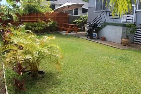 Yard with BBQ and picnic table