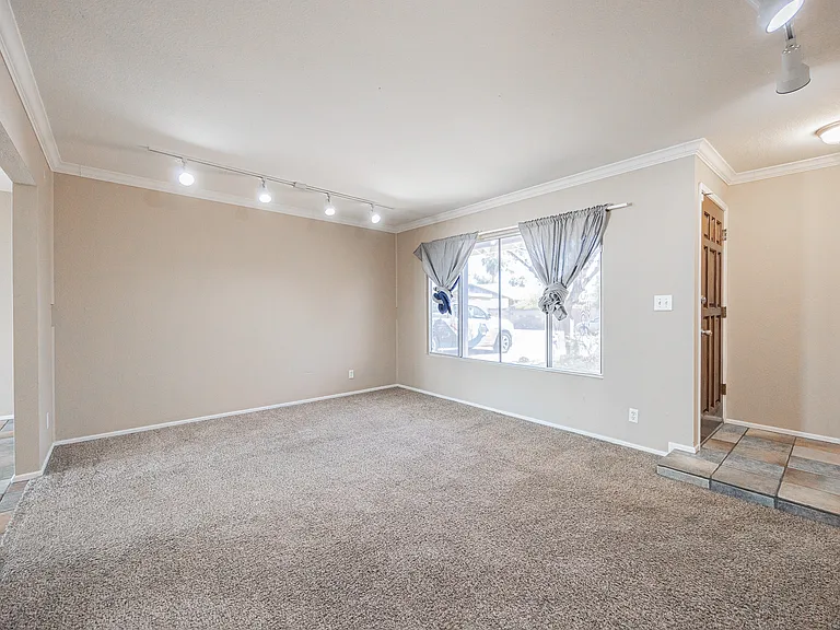 2812 S Cottonwood Dr — Photo 4