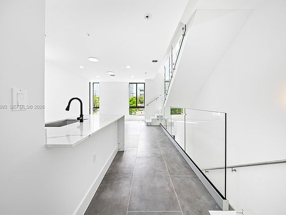 5th image of 526 SW 2nd St #5