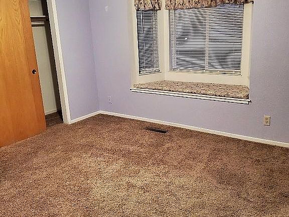 bedroom w/window seat
