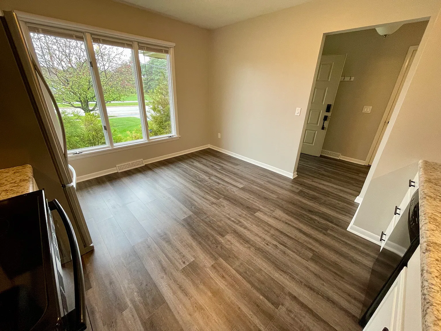 2 bed, 1046 sqft, $1,650 — Photo 3