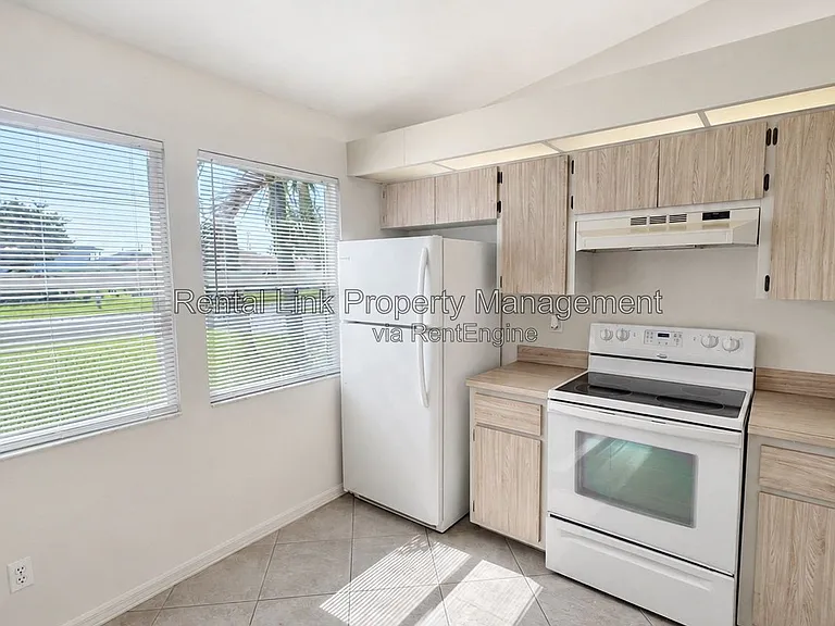 320 SW 3rd Pl #3 — Photo 7