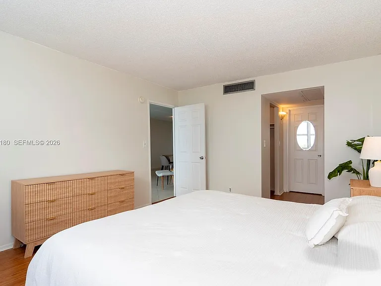 6770 Indian Creek Dr #8L — Photo 20