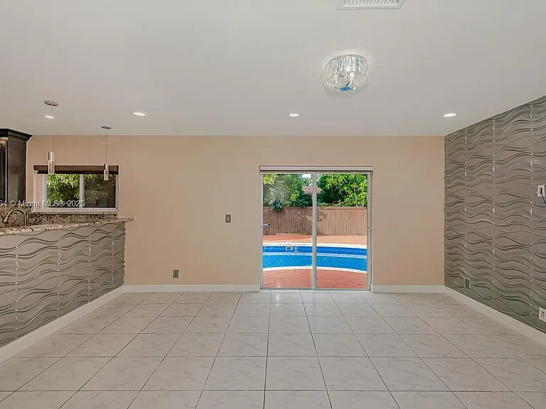 401 SW 76th Ter — Photo 5