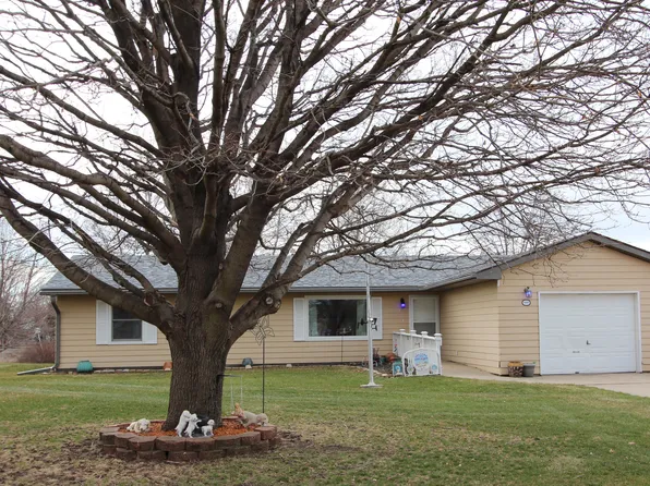 608 2nd St NW, State Center, IA 50247