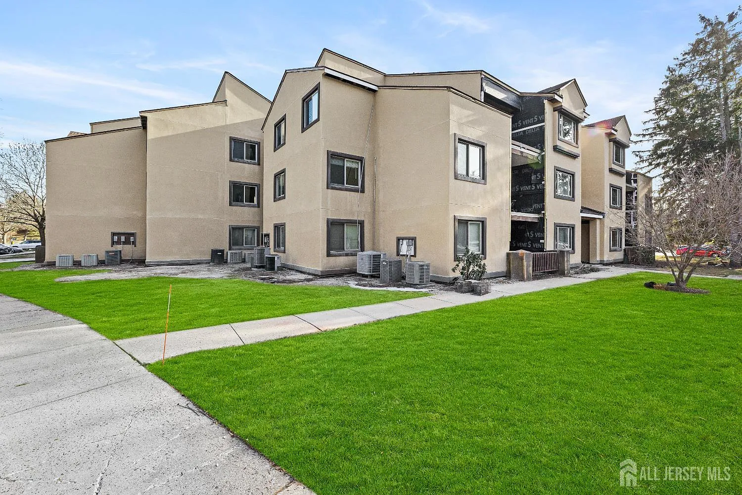 2 bed, 1.0 bath, 936 sqft, $2,350 — Photo 1