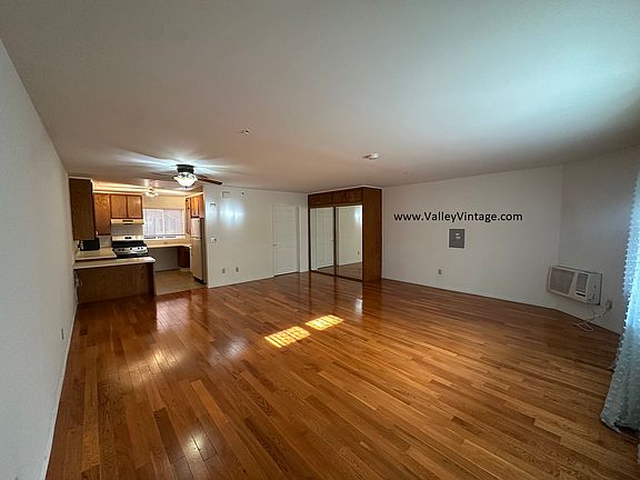 4th image of 11508 Moorpark St APT B
