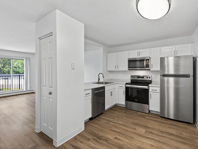 Lexington Hills Apartments — Photo 2