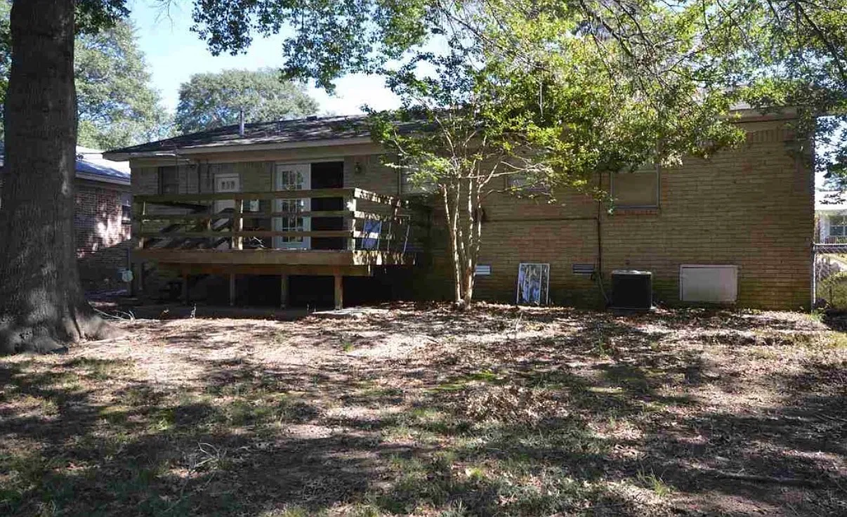 3 bed, 1.5 bath, 1026 sqft, $1,200 — Photo 2