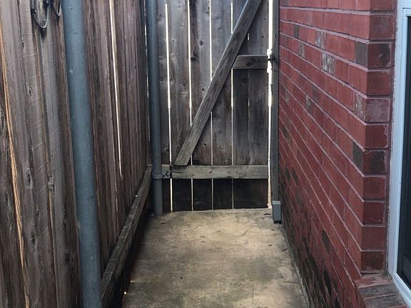 4th image of 1010 Lexington Cir #10906282