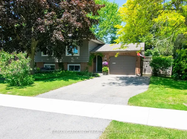 26 Macoomb Dr, Welland, ON L3C 5T9