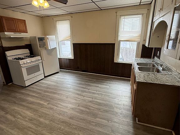 5th image of 197 Oak St