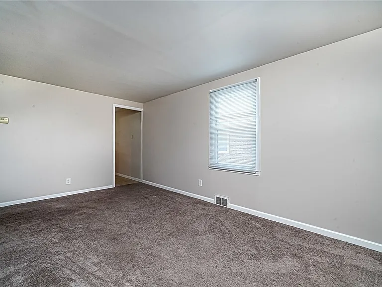 210 New Haven Ln — Photo 4
