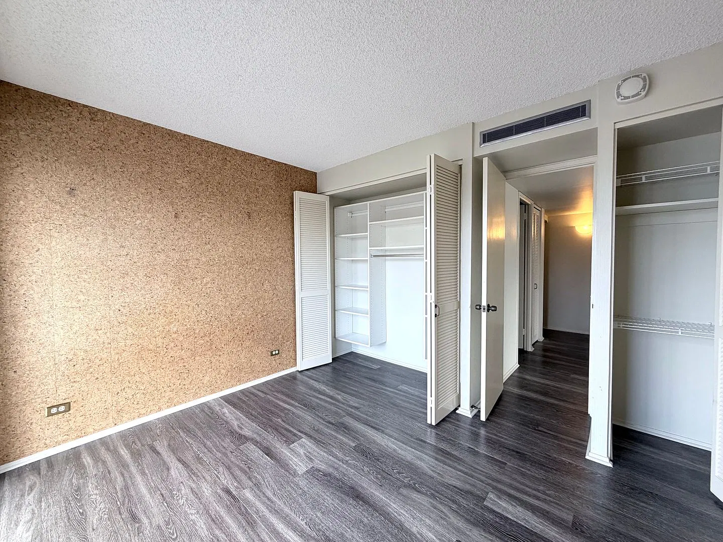 2 Bedroom, 2 Bathroom, 1 Parking (Harbor Square) — Photo 2