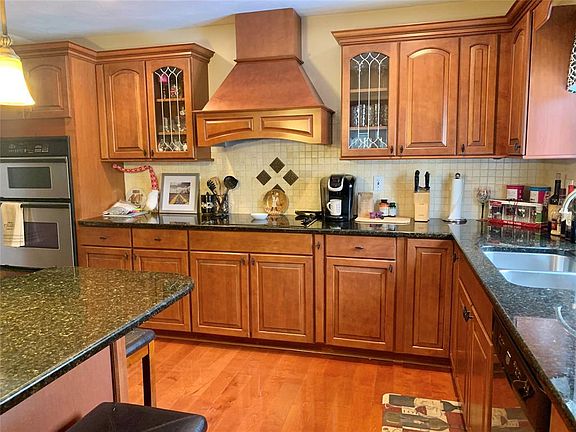 3rd image of 261 Vivian Ln