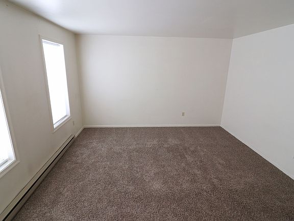 5th image of 32 Oriole Dr