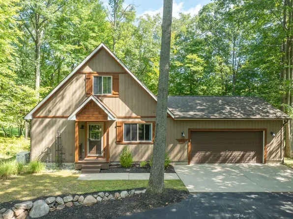 9851 Center Ln, Stanwood, MI 49346